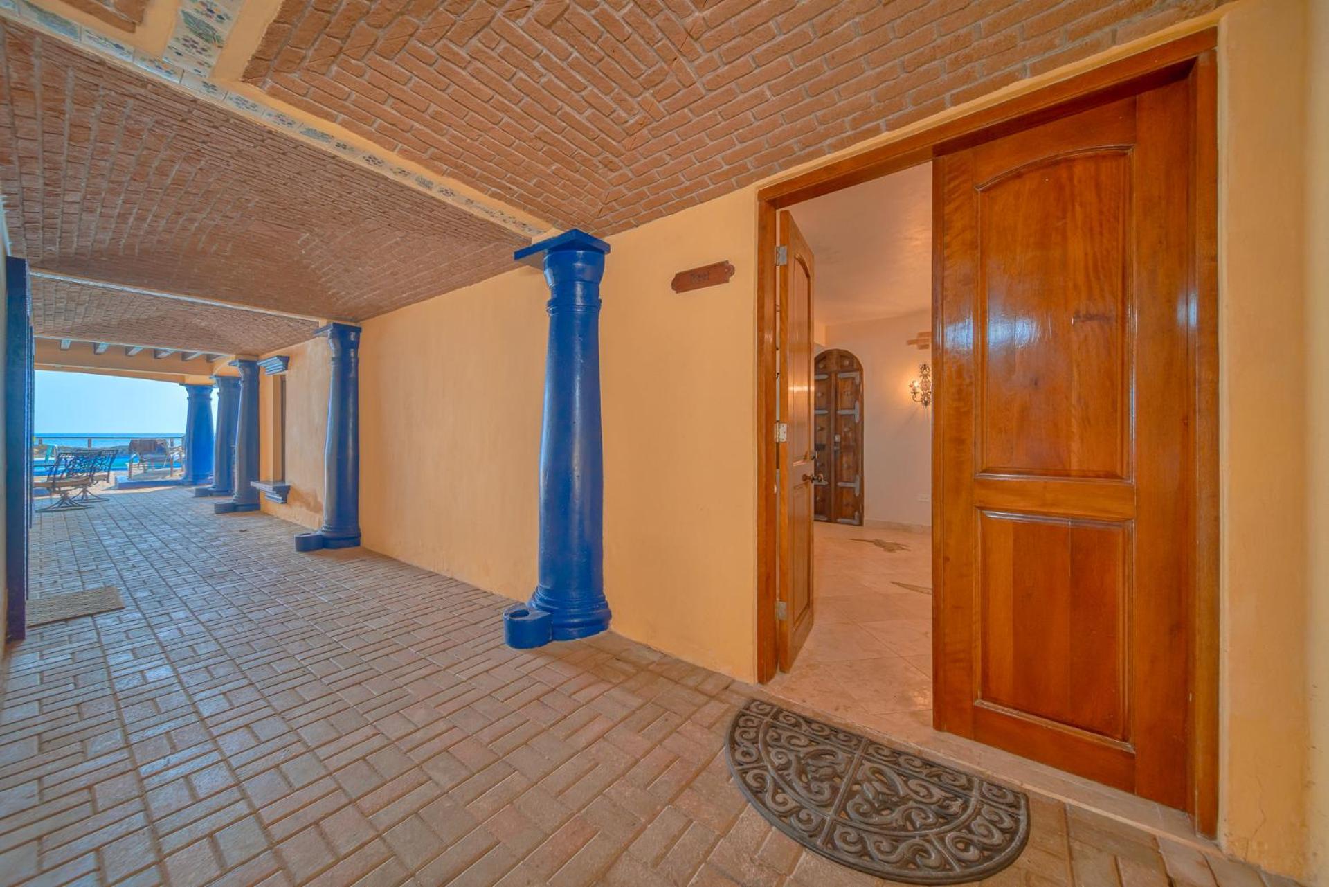 Caribe Tesoro Hotel West Bay Exterior photo